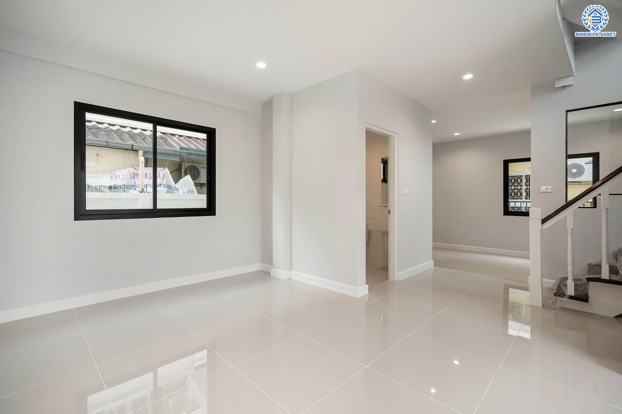 บ้านมือสองตกแต่งใหม่ แบรนด์ LH โครงการ ชัยพฤกษ์ บางบัวทอง หลังใหญ่ เนื้อที่ 76 ตร.ว. ฟังก์ชัน 3 ห้องนอน 2 ห้องน้ำ จอดรถได้ 2 คัน พร้อม Facilities ครบครัน บนทำเลเดินทางสะดวก ติดถนนบางกรวย-ไทรน้อย ใกล้เซ็นทรัลเวสต์เกต และรถไฟฟ้าสายสีม่วง "สถานีบางพลู"